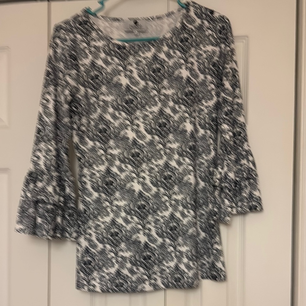Dainty Jewell’s ruffle sleeve top